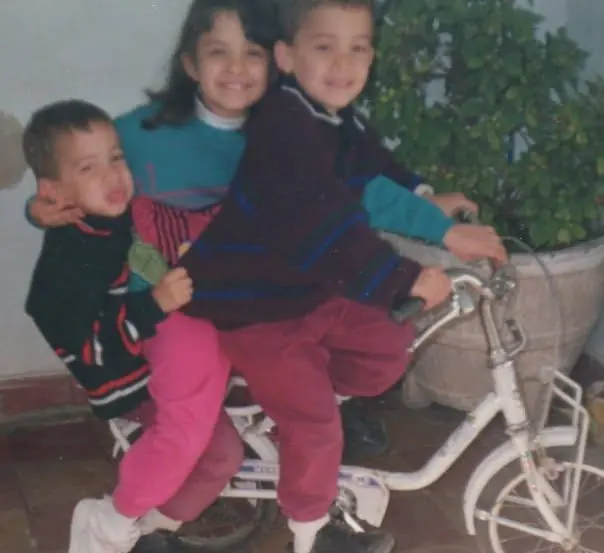 Los tres hermanos de chicos, apretados en una bici
