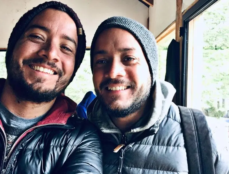 Con mi mellizo Emi, ya de grandes, en la Patagonia