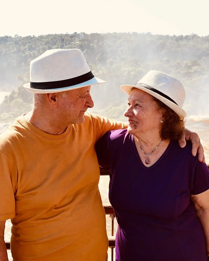 Mis viejos mirándose, en Iguazú