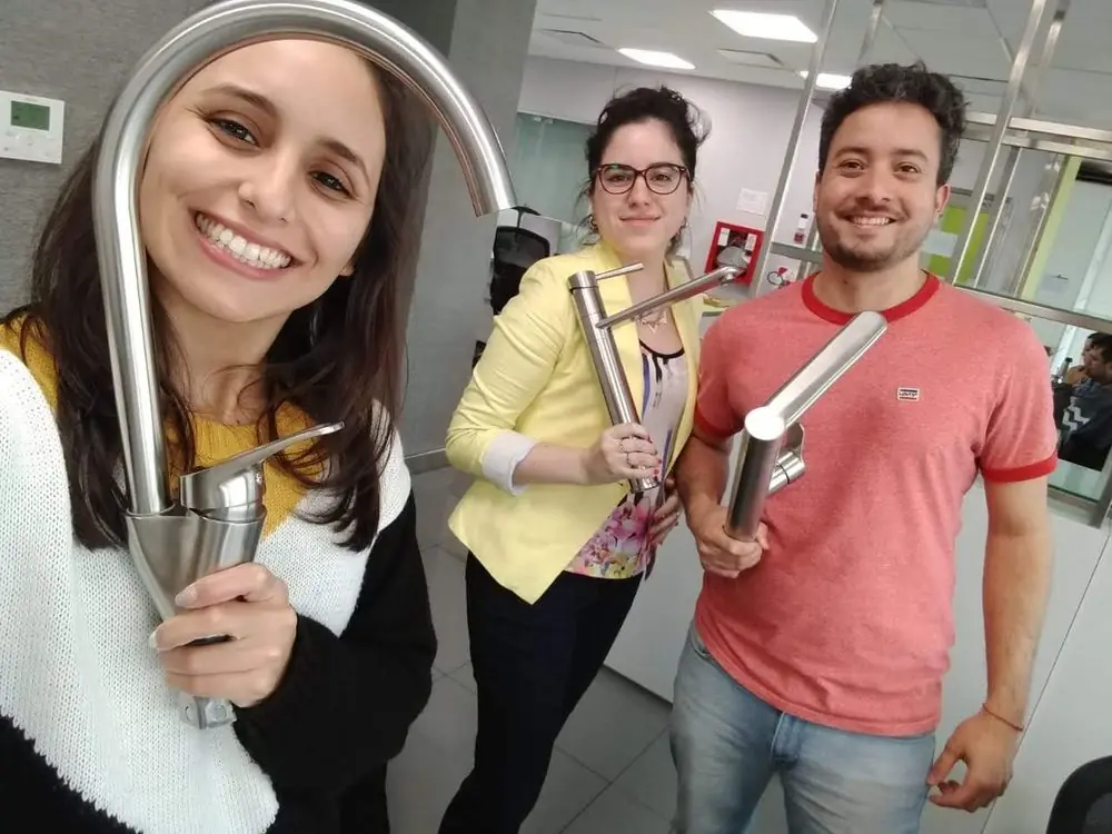 El equipo con las primeras griferías en la mano