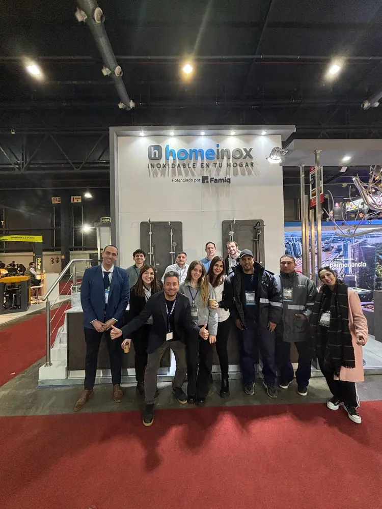 El equipo en el stand de Homeinox en Expo BATEV