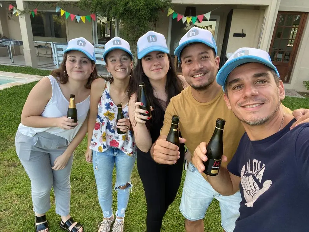 El equipo festejando con las gorras de Homeinox