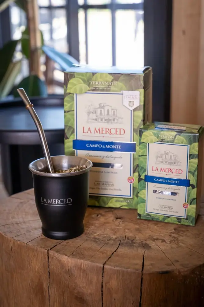 El mate Homeinox junto a la yerba La Merced, de Las Marías