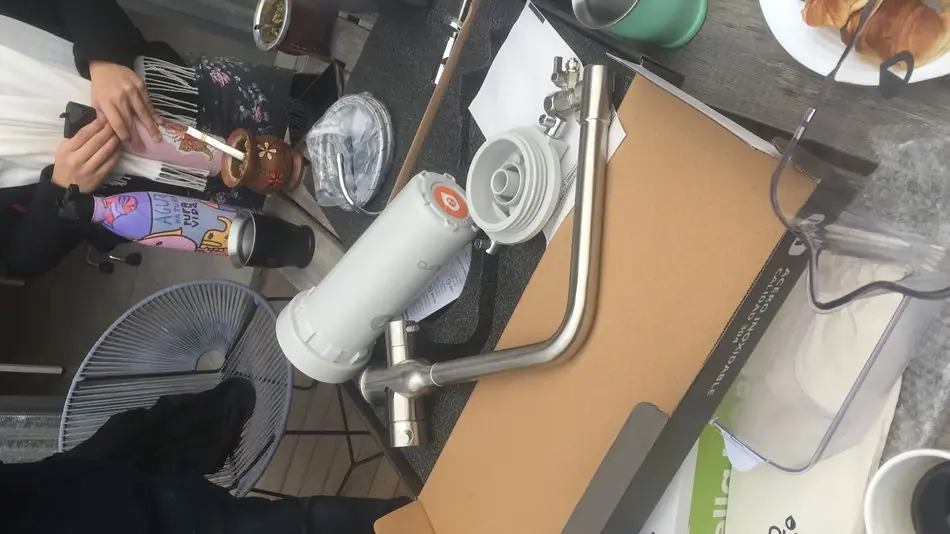 La grifería 2 en 1 de Pura con el filtro bajo mesada