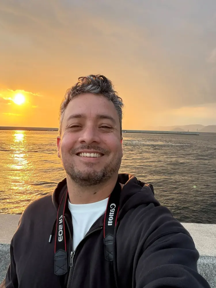 Rodrigo al atardecer con la cámara al cuello