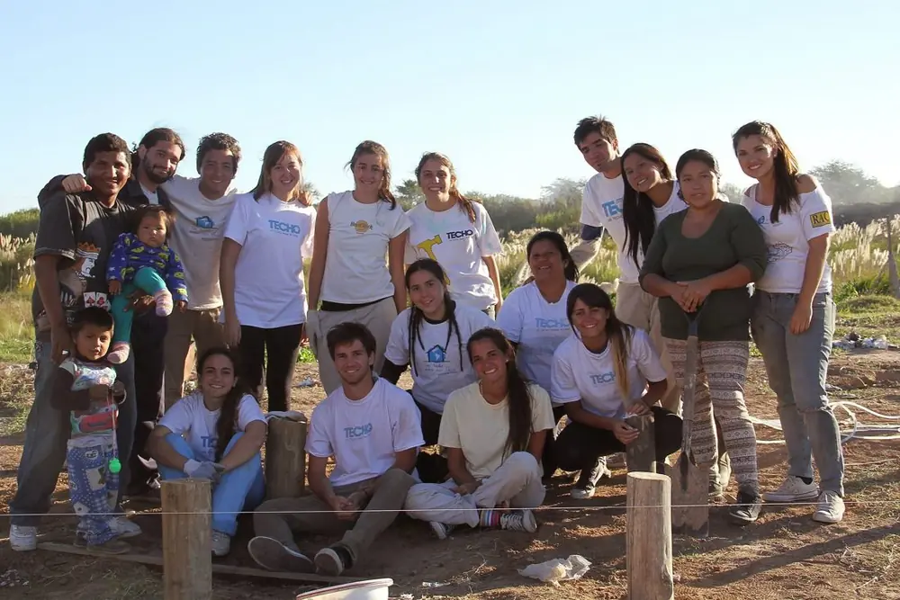 Equipo de voluntarios y familia