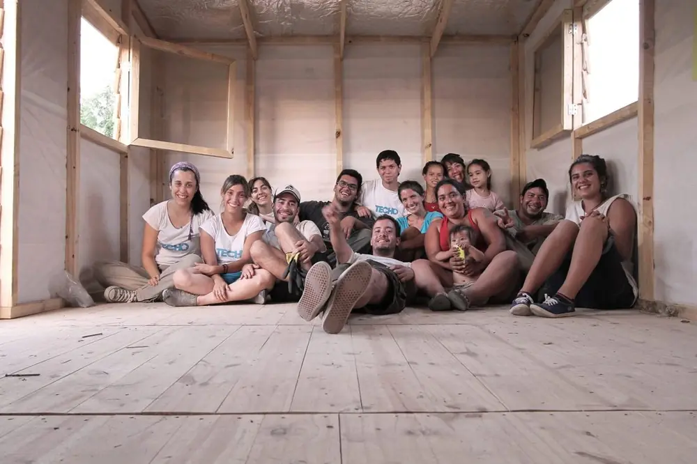 El grupo dentro de la casa terminada