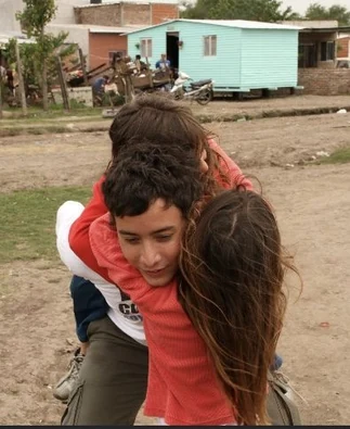 Un abrazo en el barrio